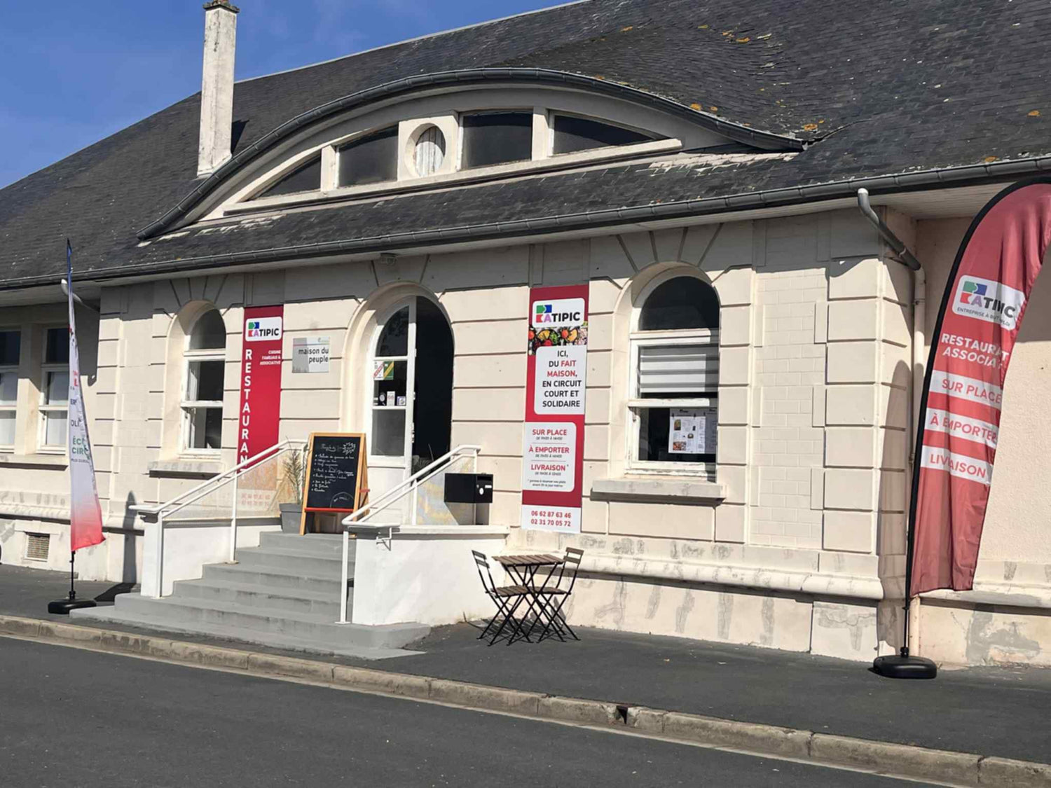 la devanture du restaurant associatif d'Atipic avec sa terrasse extérieure.