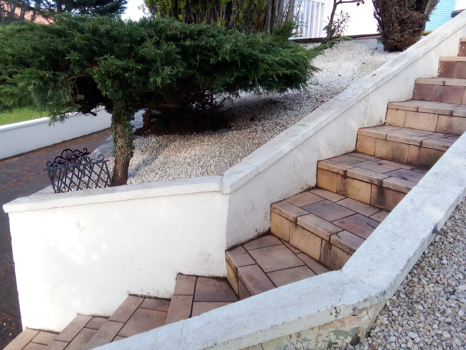 escalier et devanture fait par l'équipe du multiservices d'Atipic