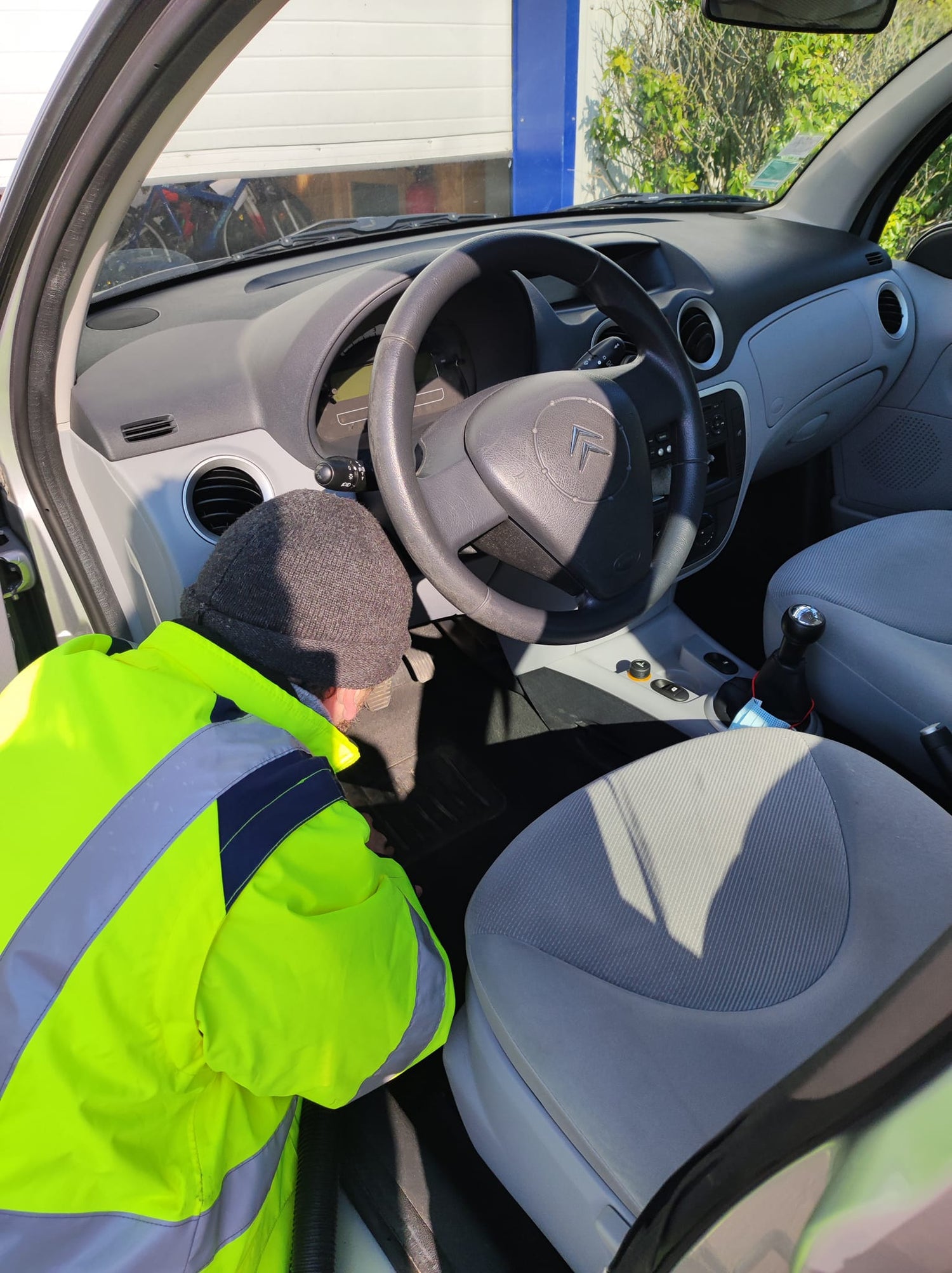 Un salarié qui nettoie une voiture d'une entreprise sur site - lavage écologique d'Atipic
